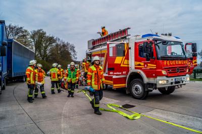 BAB 81 / Rastplatz Wunnenstein: Bundeswehr-Bus verliert 150 Liter Diesel beim Tanken